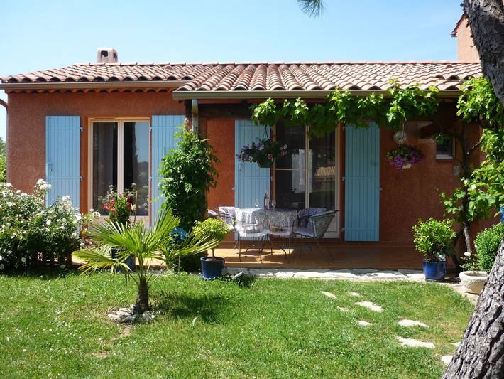 Location de vacances pour 4 personnes, avec Terrasse ainsi que Jardin et Piscine dans les Alpes-de-Haute-Provence