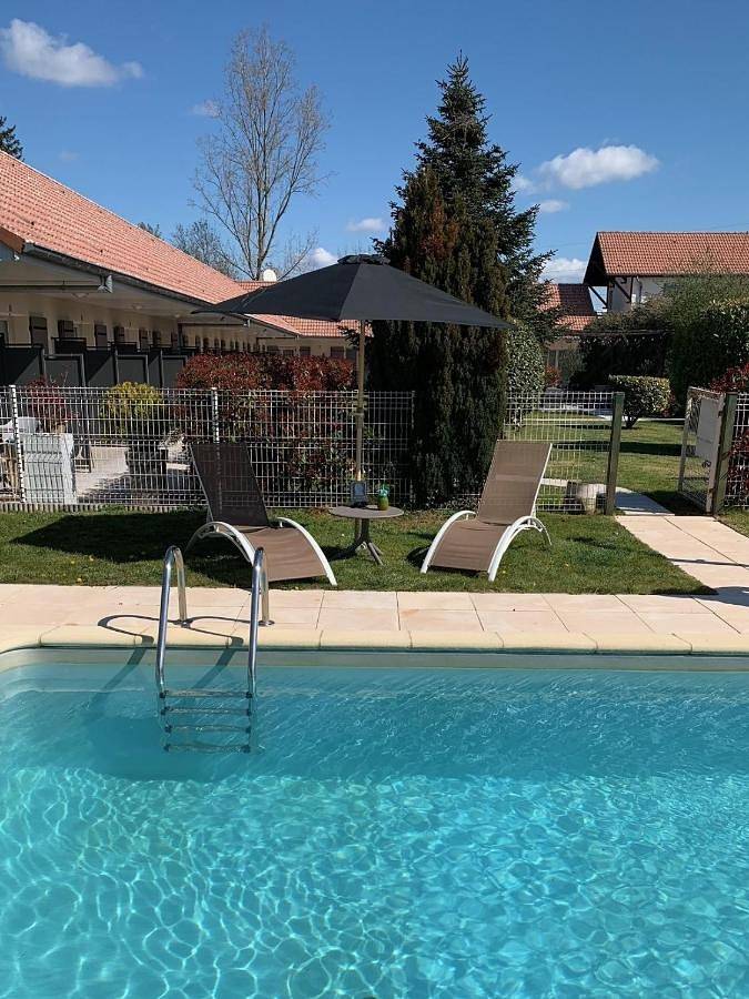Hôtel pour 3 personnes, avec Terrasse et Jardin ainsi que Piscine et Vue à Agencourt