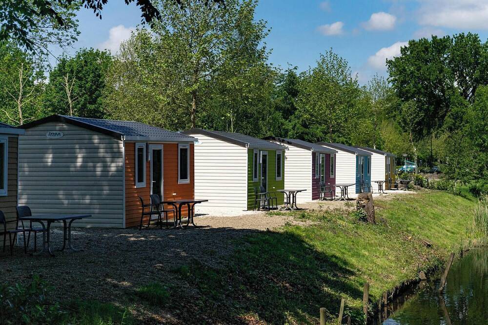 Chalet with a furnished garden in Nordholland