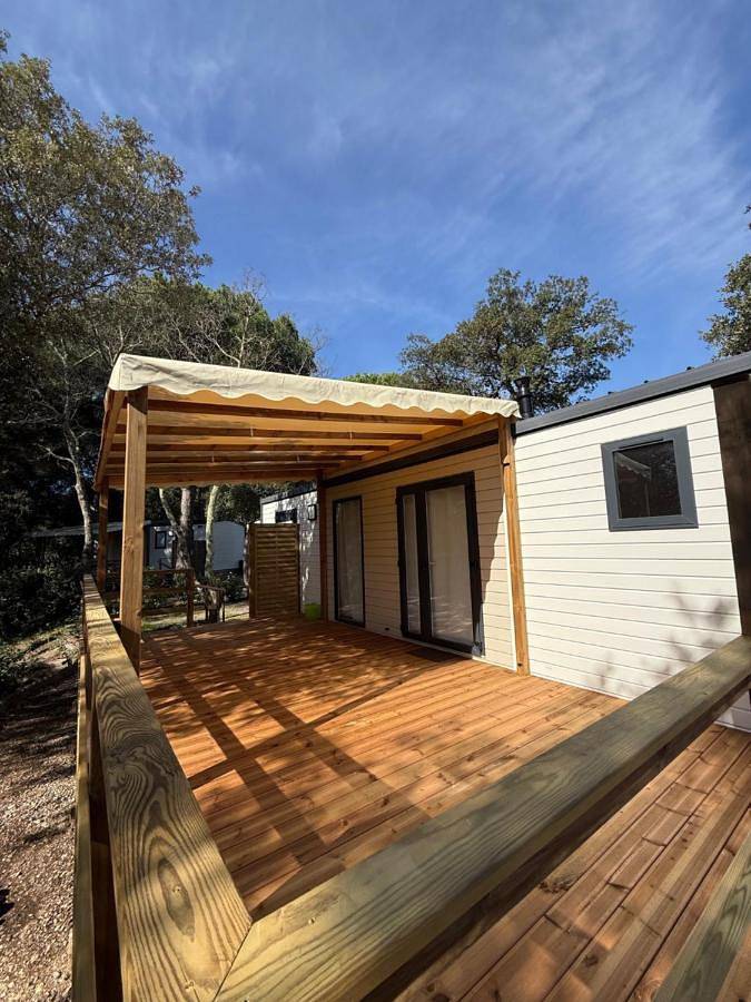 Camping pour 4 personnes, avec piscine et terrasse ainsi que jardin et vue à Roquebrune-sur-Argens - 2