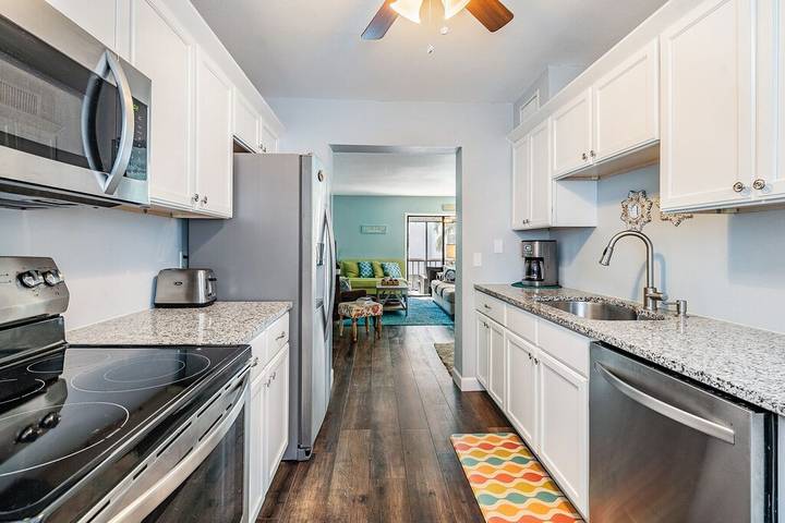 Vacation rental for 6 people, with balcony and pool in Indian Shores