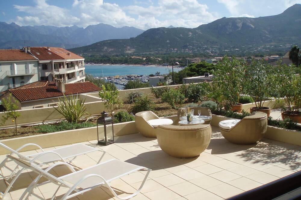 Appartement entier, Calvi centre : grande terrasse vue mer et montagne in Calvi, Région de Calvi