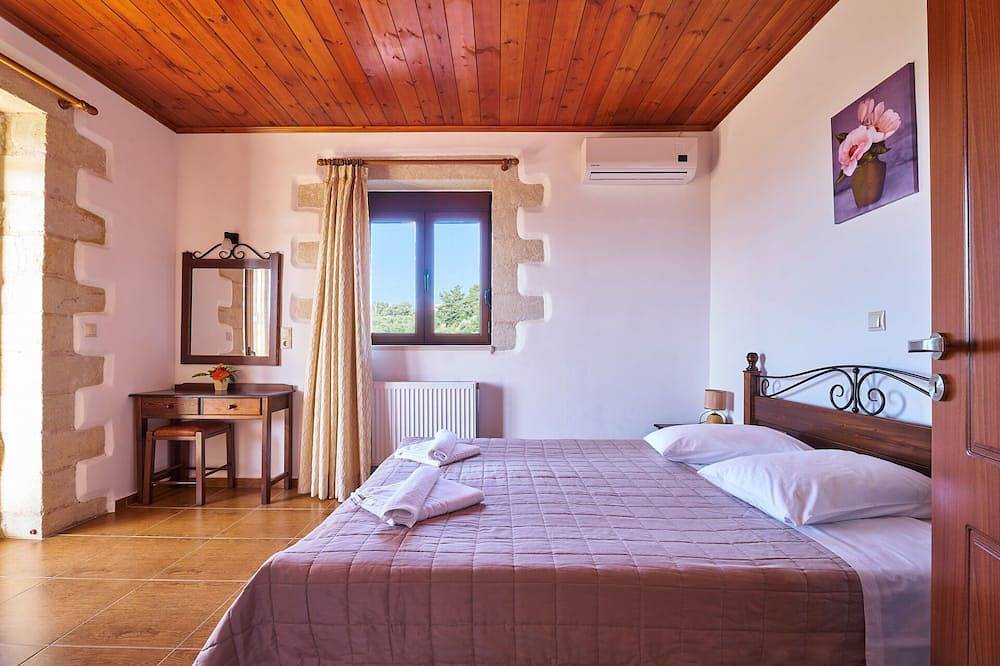 Elina Villa, a stone villa with private pool, bbq and sea view in Chania und Umgebung