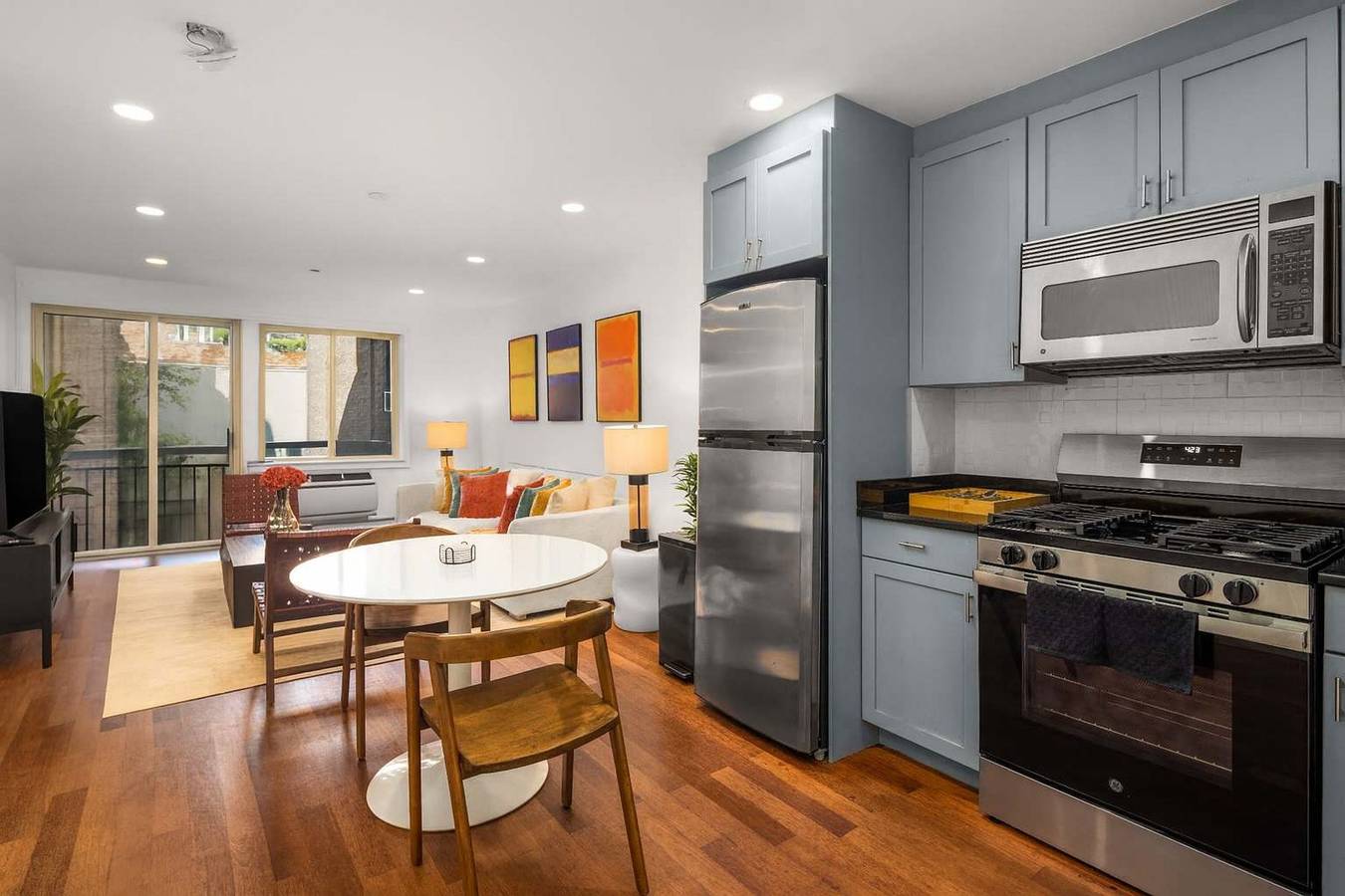 Apartamento entero, Cooper Terrace 1Br Light-Filled Loft w Balcony in Elevator Building in Manhattan, Nueva York