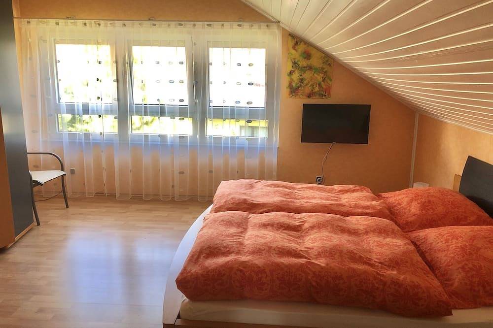 Entire apartment, Xxl vacation apartment to Nuremberg 10 Km and 5 Km to Playmobilpark Zirndorf,, in Cadolzburg, Franconia