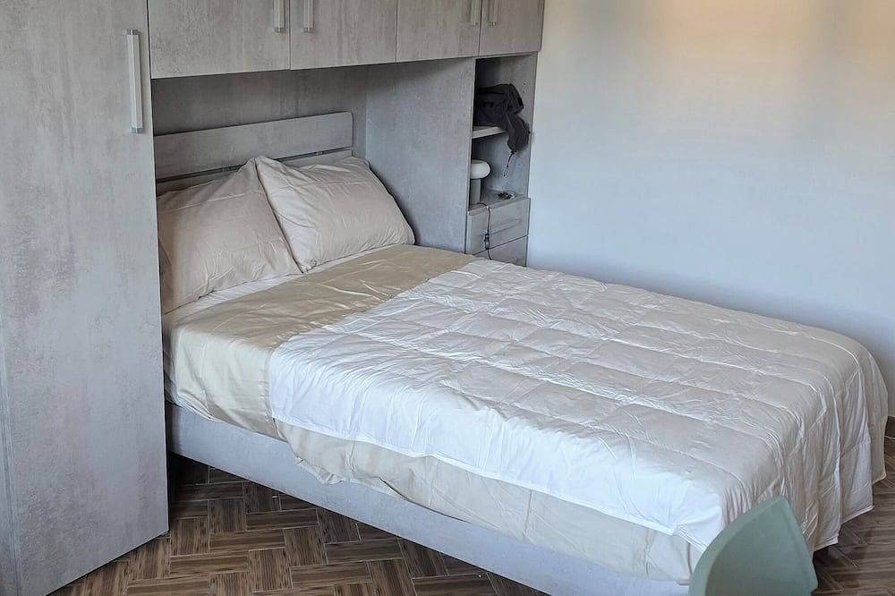 Entire apartment, Spacious appartment with Ac. Walking distance to castle and to Bolsena Lake. in Bolsena, Lake Bolsena