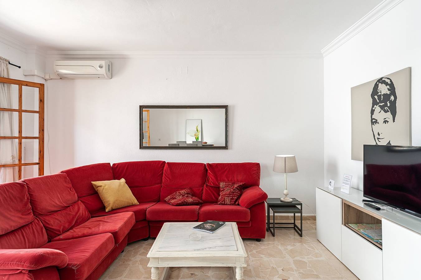 Apartamento entero, Apartamento céntrico cerca de la playa con fibra óptica y terraza; se admiten mascotas in Conil de la Frontera, Costa de la Luz