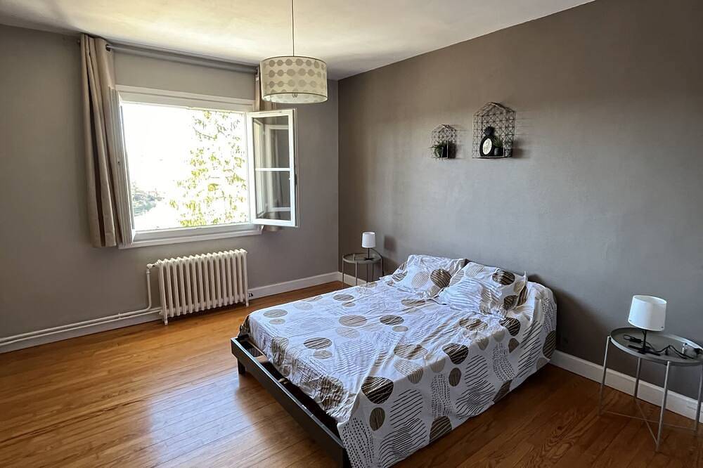 Maison au bord du lac in Saint-Étienne-Cantalès, Région d'Aurillac