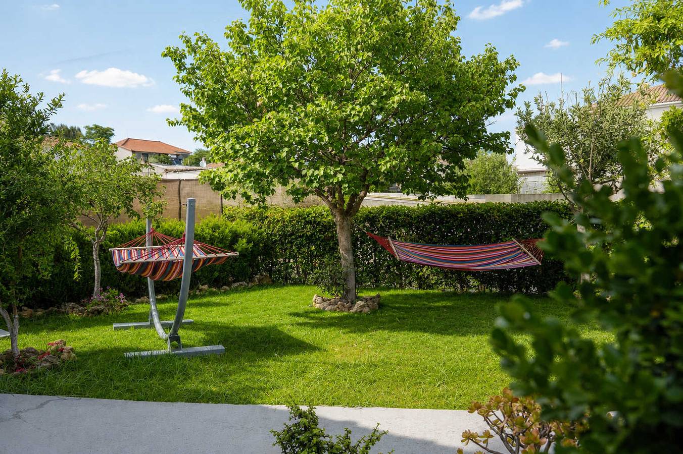 Valira Cozy Home w Rustic Charm & Private Garden in Messenien