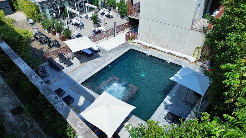 Appart’hôtel pour 2 personnes, avec piscine ainsi que sauna et balcon