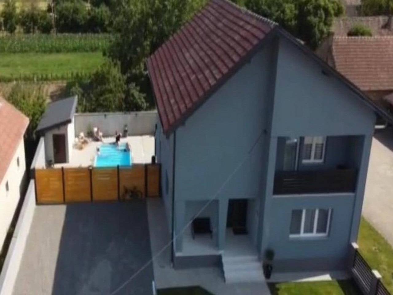 Holiday Home Thesaurum - Four Bedroom Holiday Home with Swimming Pool in Osijek-Baranja