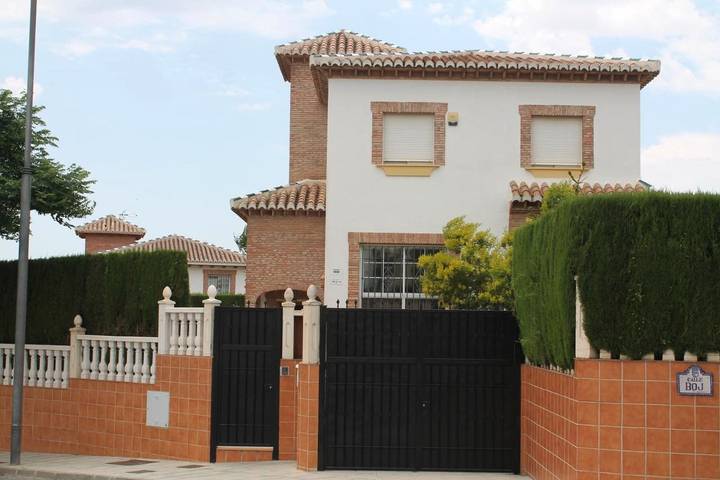 Casa rural para 12 personas, con piscina además de vistas y jardín, Se admiten mascotas en Villa de Otura - 3