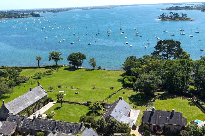 Location de vacances pour 28 personnes, avec piscine et jardin à Arradon