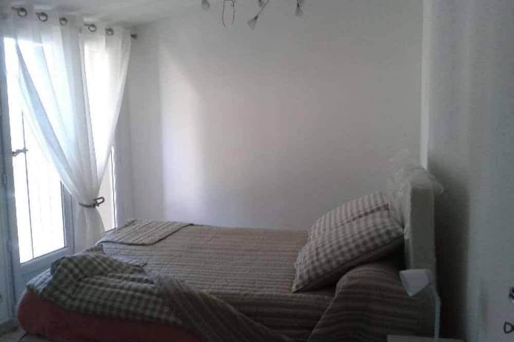 Seaside house with pebble beach and small harbour 2 minutes away in Ensuès-la-Redonne, Istres region