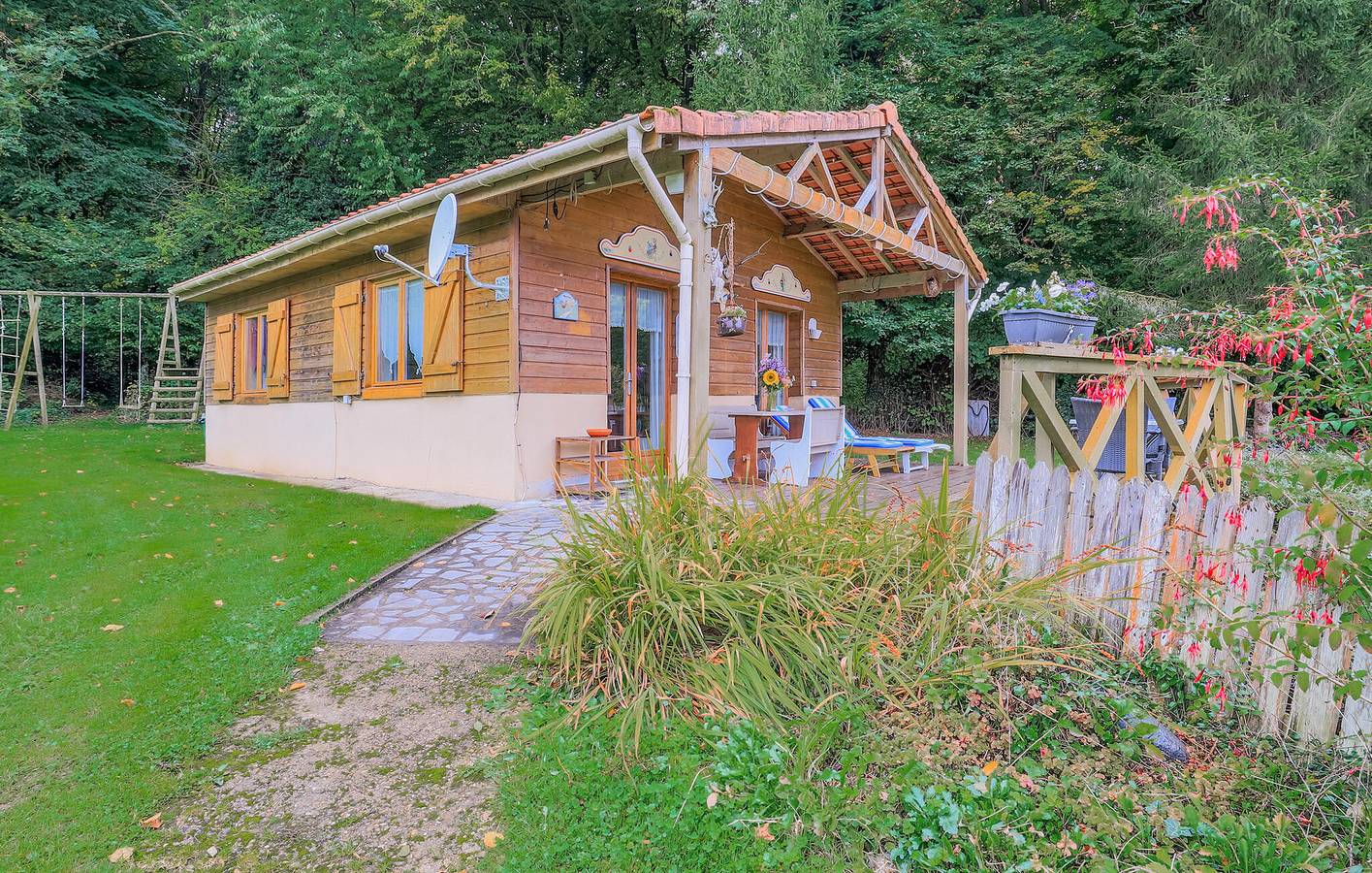 Garden Retreat with River Views, near Gueschart in Gueschart, Abbeville region