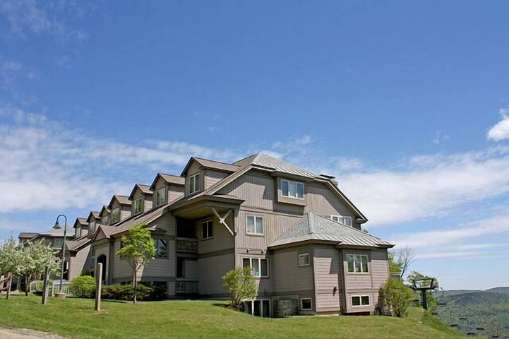 Vacation rental for 8 people, with balcony and sauna as well as hot tub and pool in Ludlow