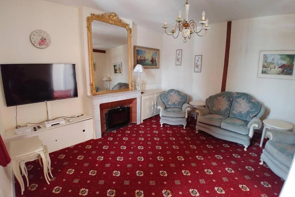 5-bedroom house with pool at edge of small village in Laparade, Région de Marmande