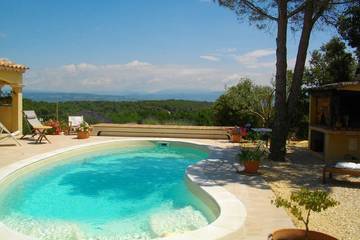 Gîte pour 7 personnes, avec piscine ainsi que jacuzzi et jardin à Rochegude