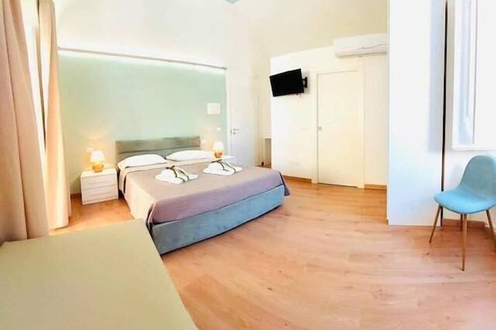 Entire apartment, B&B La Maison del Borgo | Double room with balcony in Spiaggia di Levante, Rodi