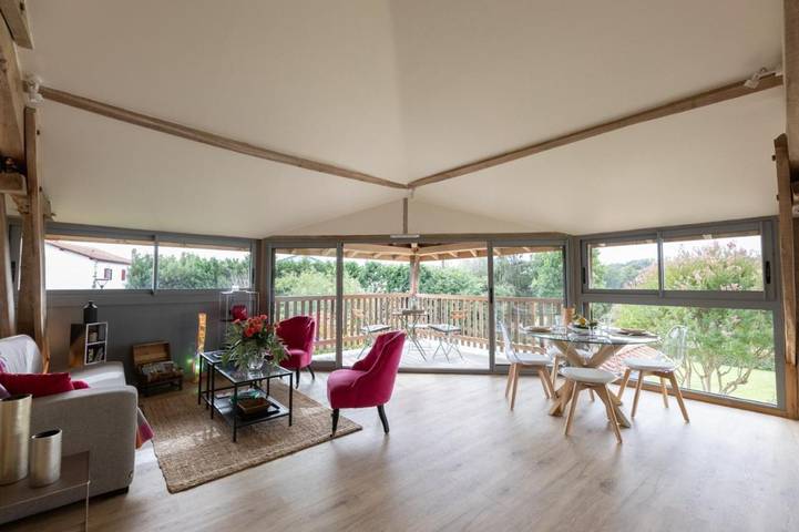 Gîte pour 2 personnes, avec vue ainsi que jardin et piscine à Sames - 4