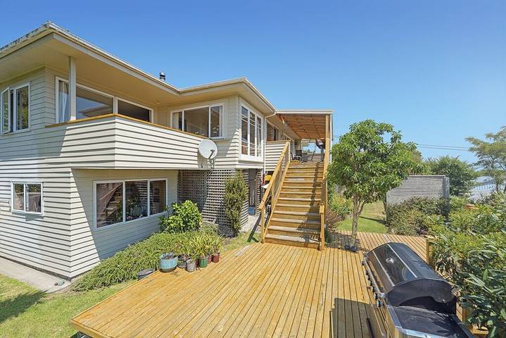 Holiday home for 8 people, with garden and hot tub as well as balcony in Nelson (New Zealand)