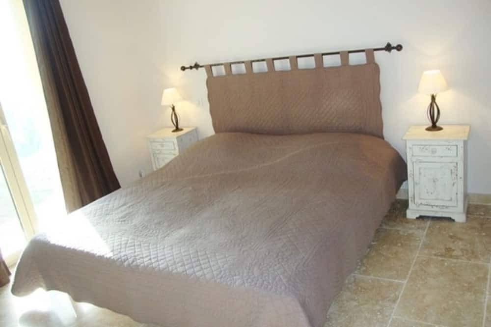 Una casa de piedra en el campo rodeada de olivos in Roquefort-les-Pins, Region de Cannes