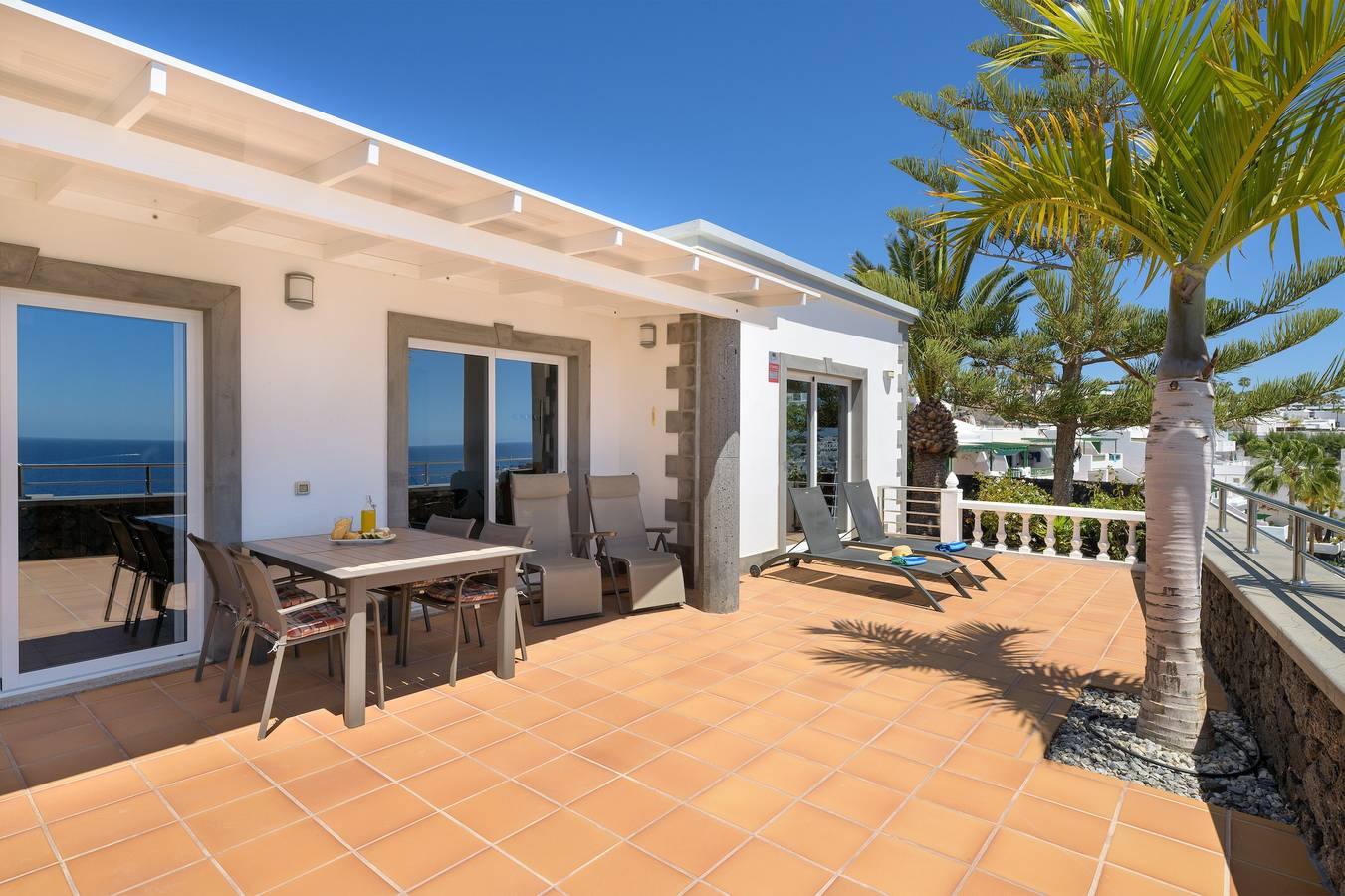 Alquiler vacacional 'Villa Loretta' con vistas al mar, piscina climatizada y Wi-Fi in Puerto del Carmen, Tías