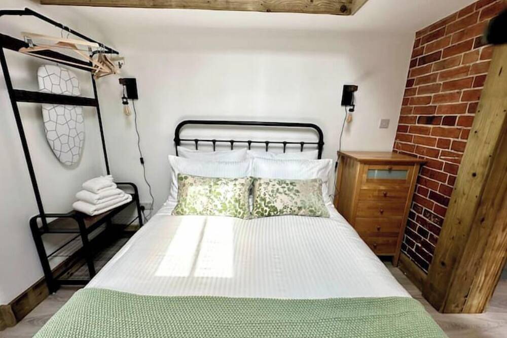 Lovely Courtyard Studio in Wokingham.\nclose to all major travel links. in Wokingham, Berkshire