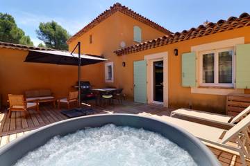 Gîte pour 2 personnes, avec terrasse et jacuzzi à Ventabren