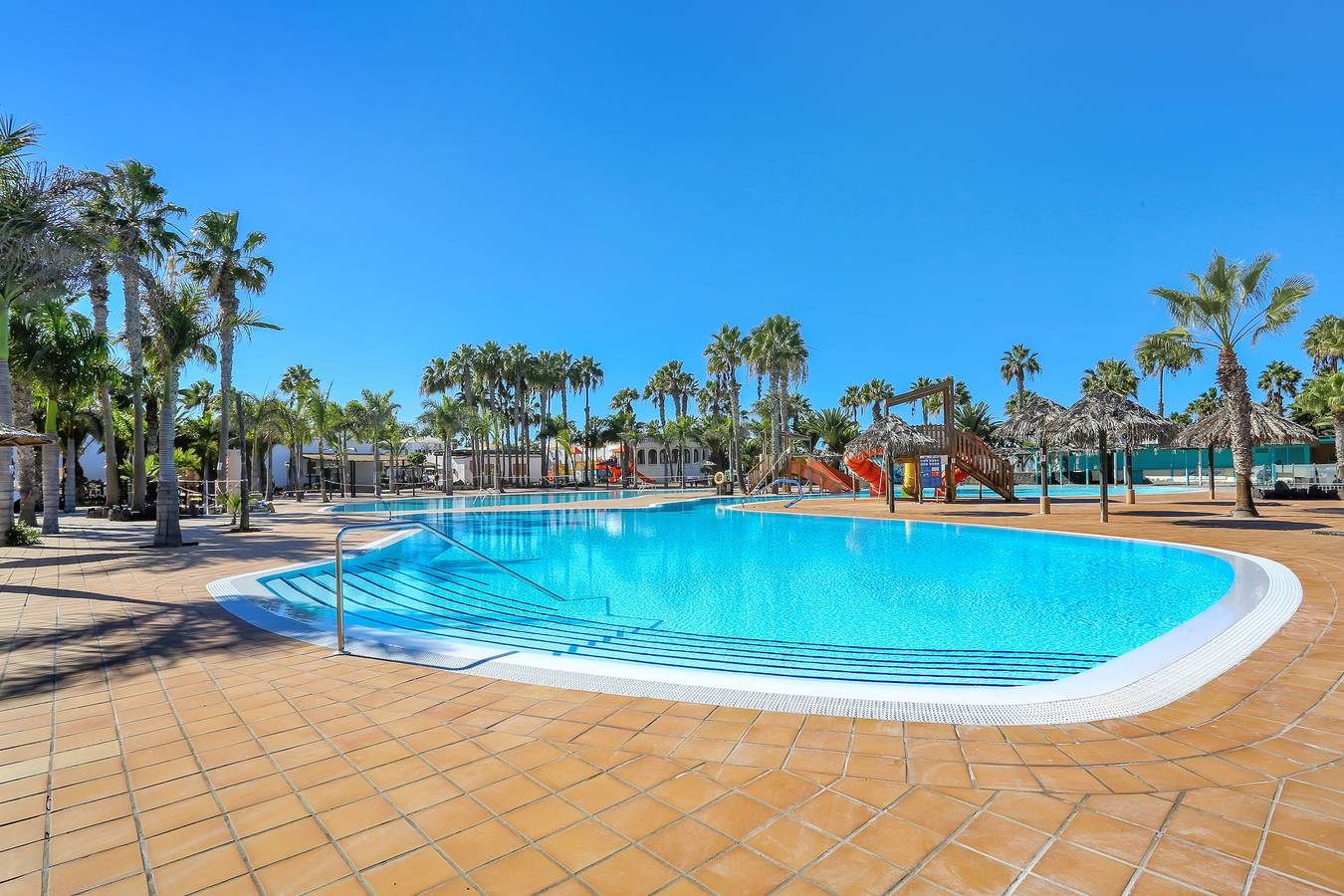 Appartement entier, Vacances 'Ocean Dune' avec piscine partagée, terrasse privée et Wi-Fi in Corralejo, La Oliva