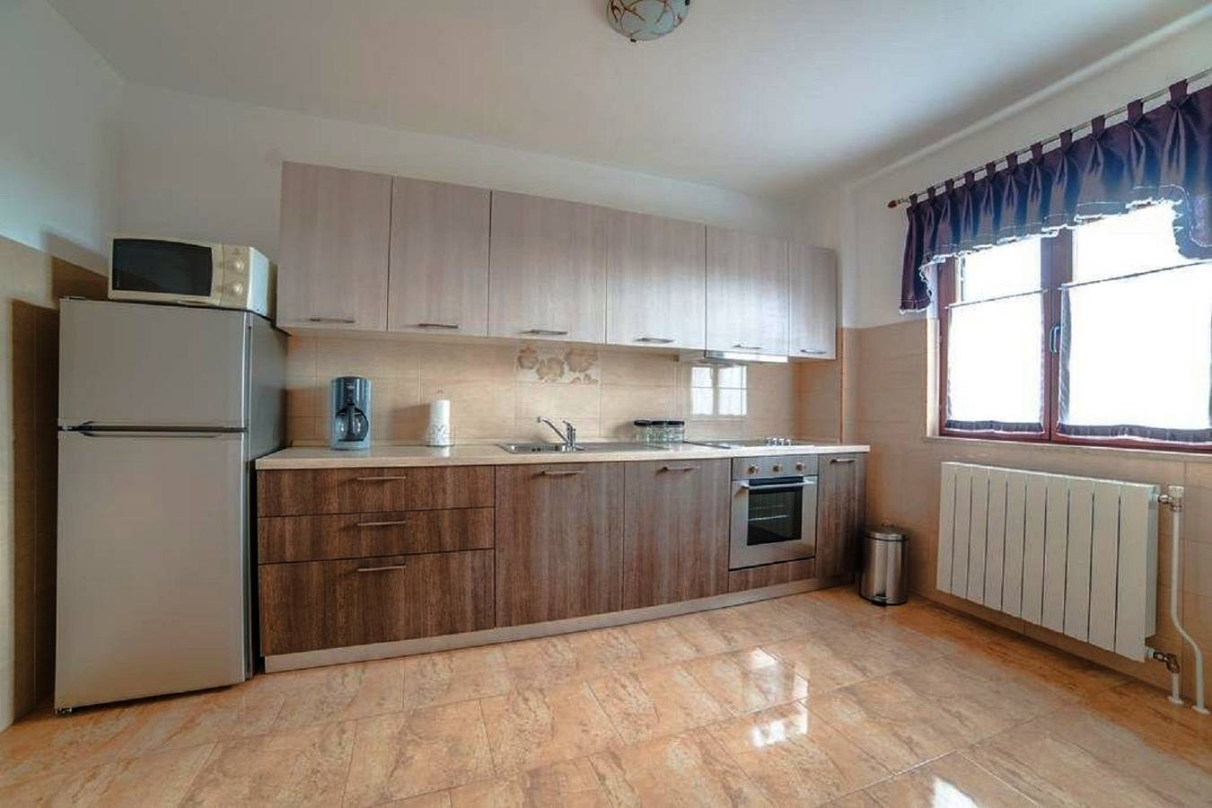 Ganze Wohnung, Herrliches Apartment mit Whirlpool, Liegestühlen bei Rovinj in Maružini, Zentralistrien