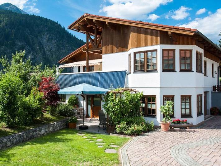 Ferienwohnung für 4 Personen, mit Terrasse und Garten, kinderfreundlich an der Zugspitze (Österreich)