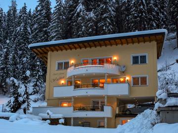 Ferienwohnung für 10 Personen, mit Balkon und Garten in Kappl