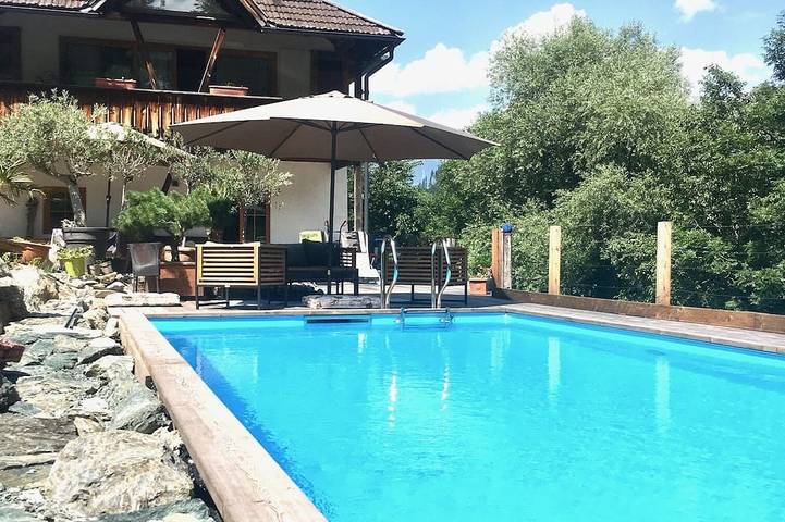 Ferienwohnung für 4 Personen, mit Terrasse und Garten sowie Pool in Innsbruck