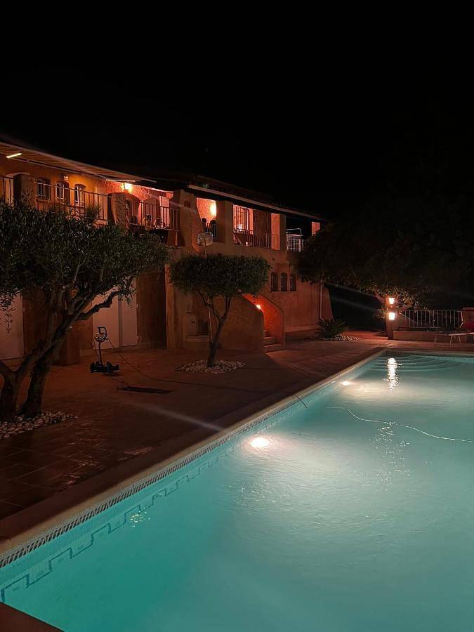 Hôtel pour 4 personnes, avec jardin ainsi que vue et piscine, animaux acceptés à Peypin - 2