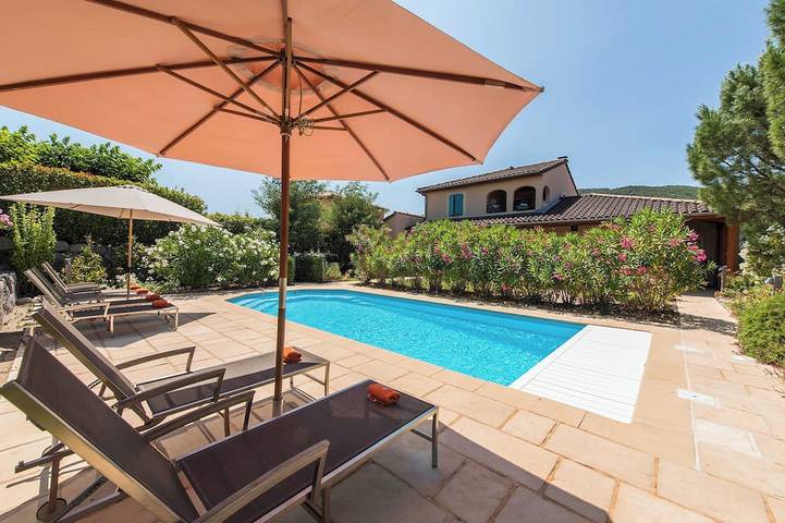Villa pour 8 personnes, avec balcon ainsi que piscine et jardin à Vallon-Pont-d'Arc
