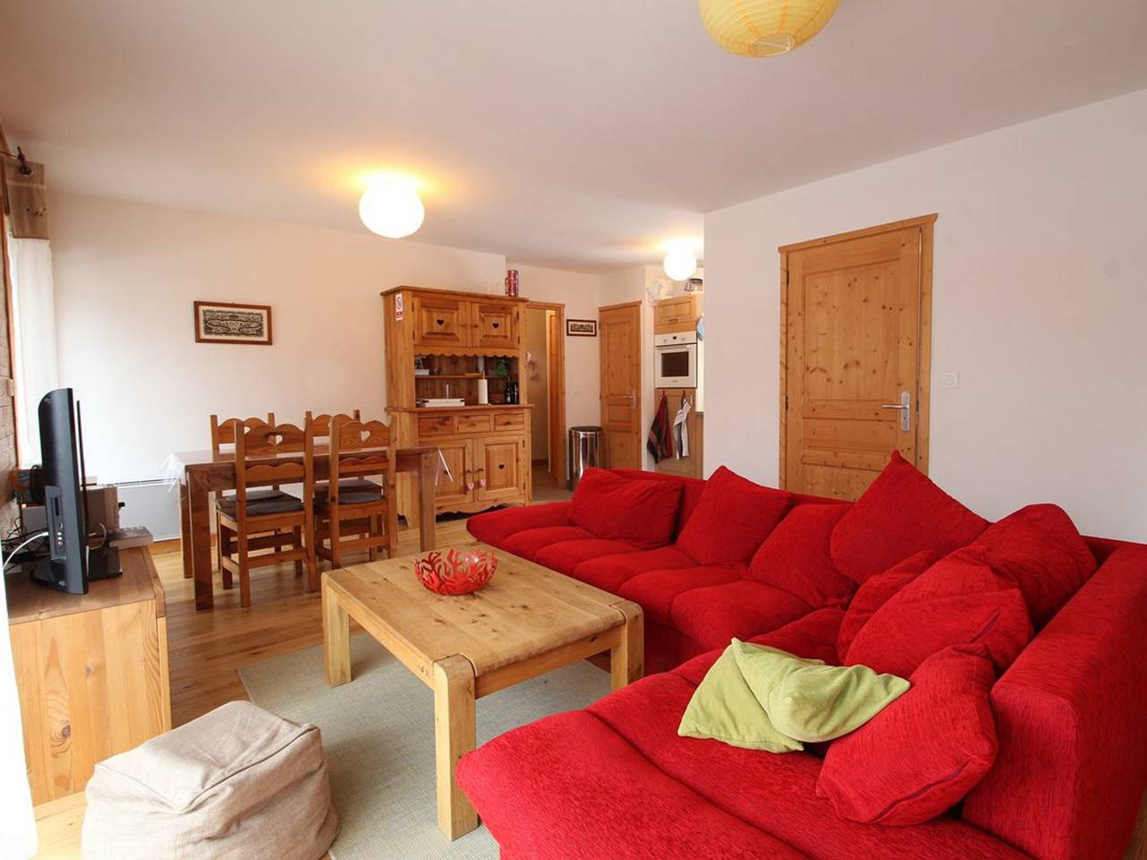 Geheel appartement, Cozy 2Br Apartment: Garden, Wifi, Parking, Near Shops & Ski Slopes in Les Carroz, Arâches-la-Frasse