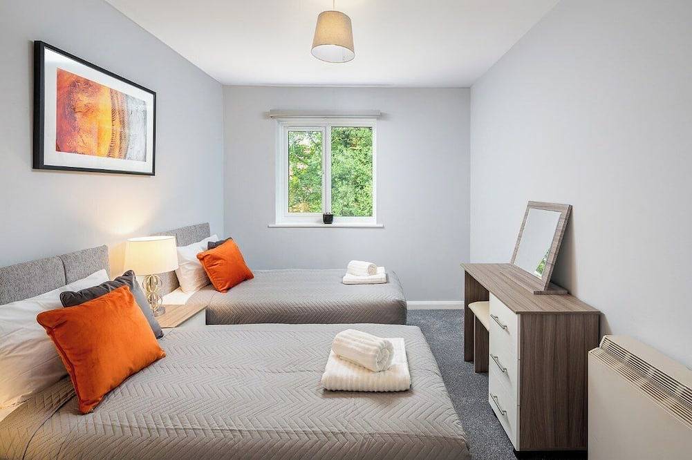 Entire apartment, Pet Friendly 1-Bedroom Corporate Apartment in Peaceful Crawley with Free Parking in Crawley, West Sussex