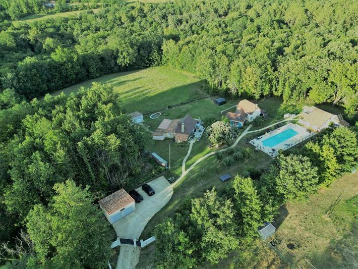 Location de vacances pour 5 personnes, avec vue ainsi que piscine et jardin à Fossemagne