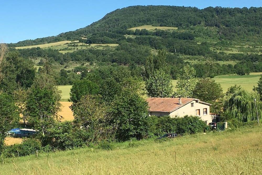 Grand jardin, piscine privée, proche des montagnes au sud-ouest de Carcassonne in Chalabre, Région de Limoux