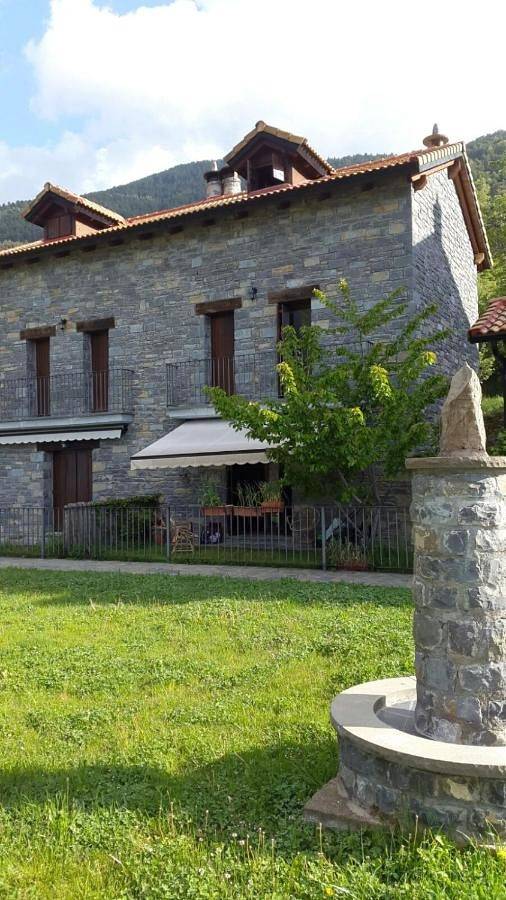 Casa rural para 7 personas, con Balcón y Terraza además de Jardín y Vistas en Valle de Tena