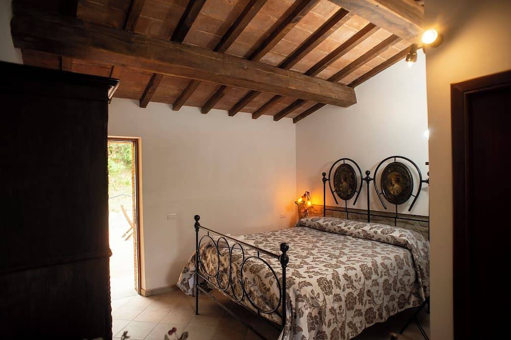 Room in typical farmhouse, nestled in the green hills of Gubbio in Gubbio, Umbrien
