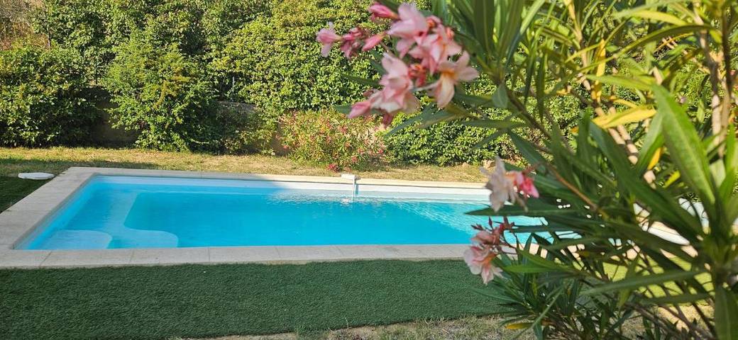 Location de vacances pour 6 personnes, avec vue ainsi que jardin et piscine à Palaja