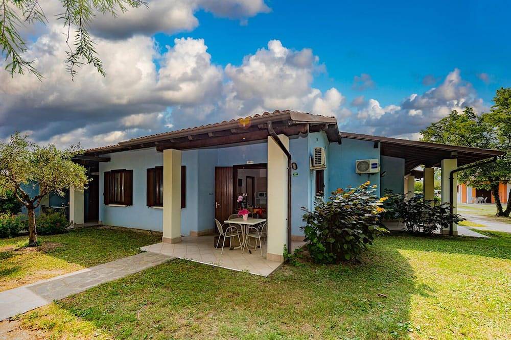 Bungalow 2 + 2 - Ein Schlafzimmer Resort, Schläft 4 in Colombare, Sirmione