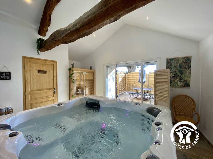 Gîte pour 4 personnes, avec Jacuzzi et Terrasse ainsi que Jardin et Sauna