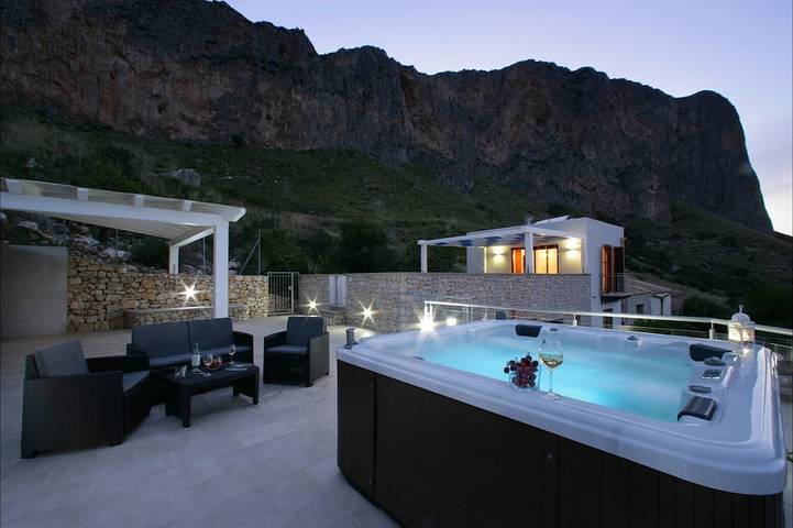 Vakantiehuis voor 10 personen, with balkon and whirlpool as well as tuin in San Vito Lo Capo