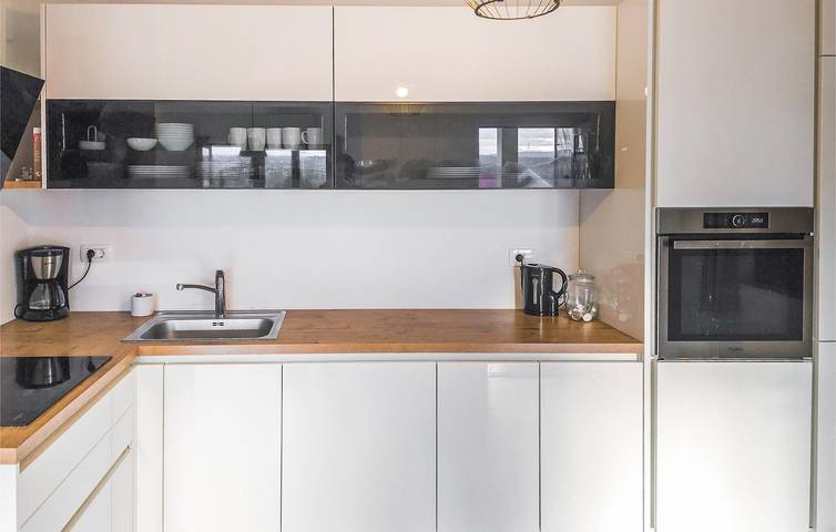 Ganze Ferienwohnung, Gemütlich, 1 km von der Küste entfernt: 70 m² große Wohnung mit Terrasse und Parkplatz in Donji Karin, Zadar
