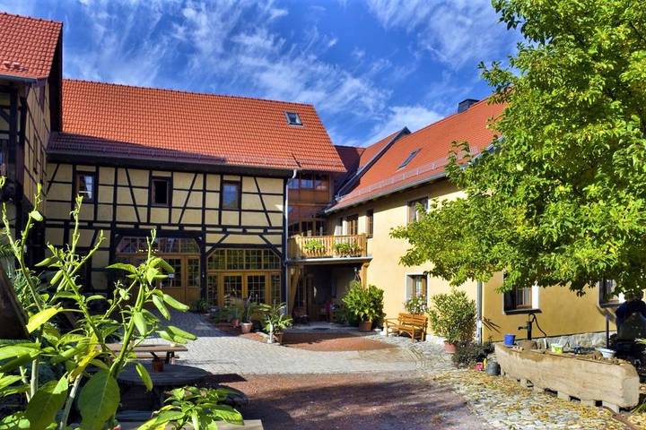 Ganze Ferienwohnung, Lehmhof Lindig - Ferienwohnung 2, 140qm, 2 Balkone, 4 Schlafzimmer, max. 10 Personen in Lindig, Saaleland