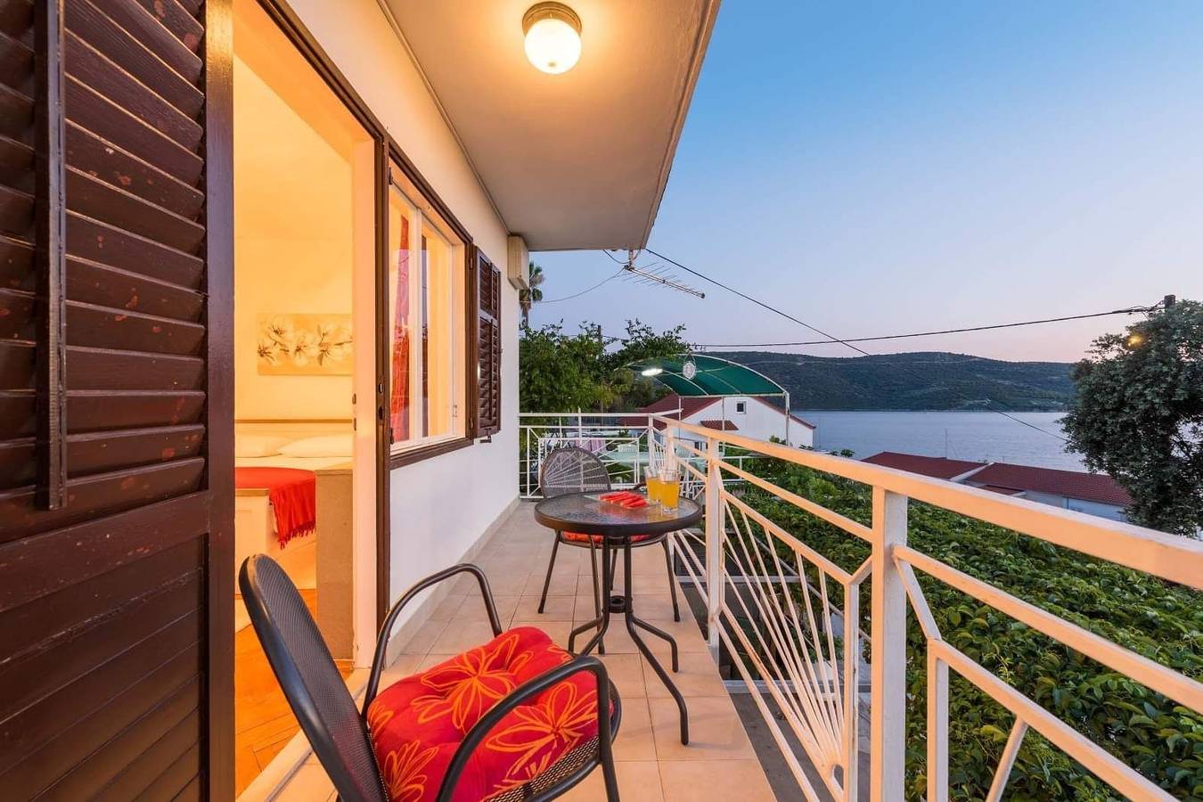 Ganze Wohnung, 2-Zimmer-Ferienwohnung mit Balkon und Meerblick Poljica, Trogir -a in Poljica, Split-Dalmatien