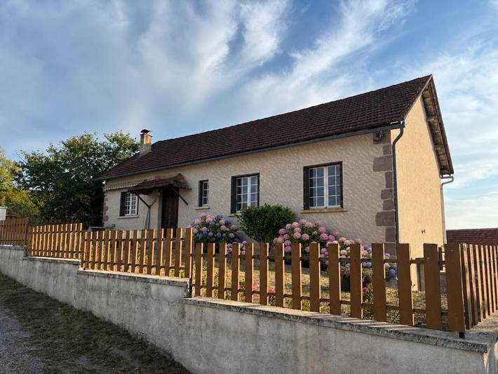 Location de vacances pour 7 personnes, avec Balcon ainsi que Terrasse et Vue à Puy-d'Arnac